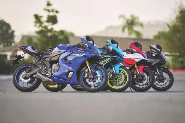 „Superbike“ technologijos vidutinėje klasėje: 2026 m. „Yamaha YZF-R7“ paveldi R1 elektronikos paketą
