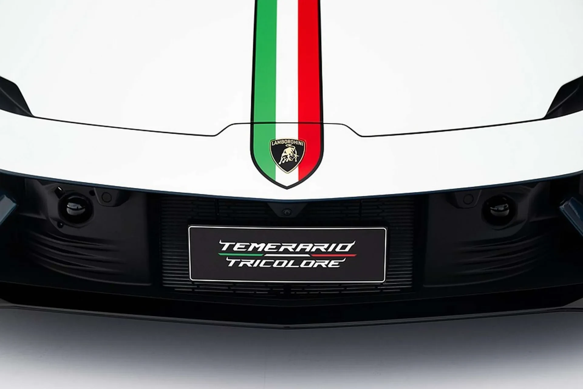 Praėjus 15 metų po „Gallardo Tricolore“ debiuto, „Lamborghini“ padalinys „Ad Personam“ pristato išskirtinę hibridinio 920 AG „Temerario“ versiją.