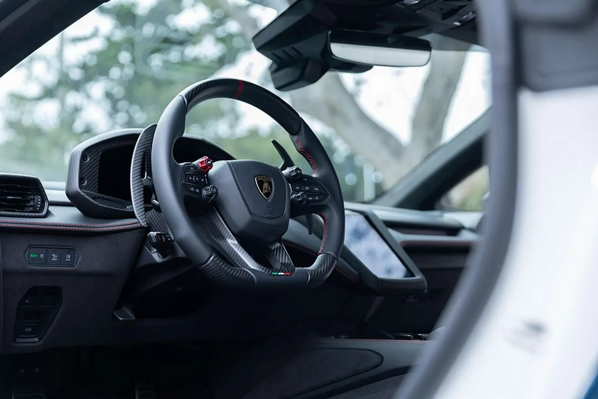 Praėjus 15 metų po „Gallardo Tricolore“ debiuto, „Lamborghini“ padalinys „Ad Personam“ pristato išskirtinę hibridinio 920 AG „Temerario“ versiją.