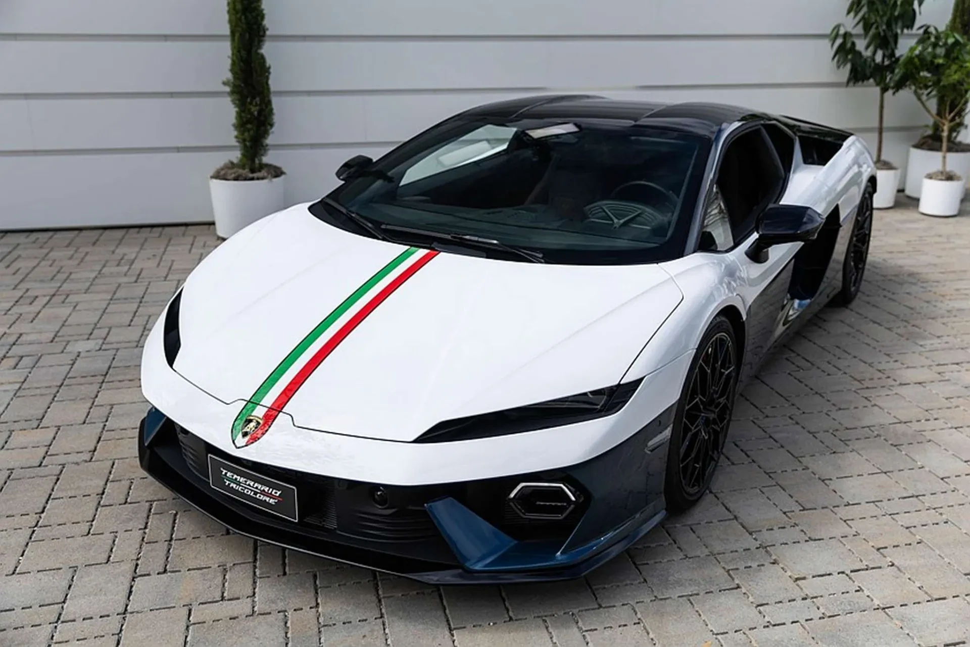 Praėjus 15 metų po „Gallardo Tricolore“ debiuto, „Lamborghini“ padalinys „Ad Personam“ pristato išskirtinę hibridinio 920 AG „Temerario“ versiją.