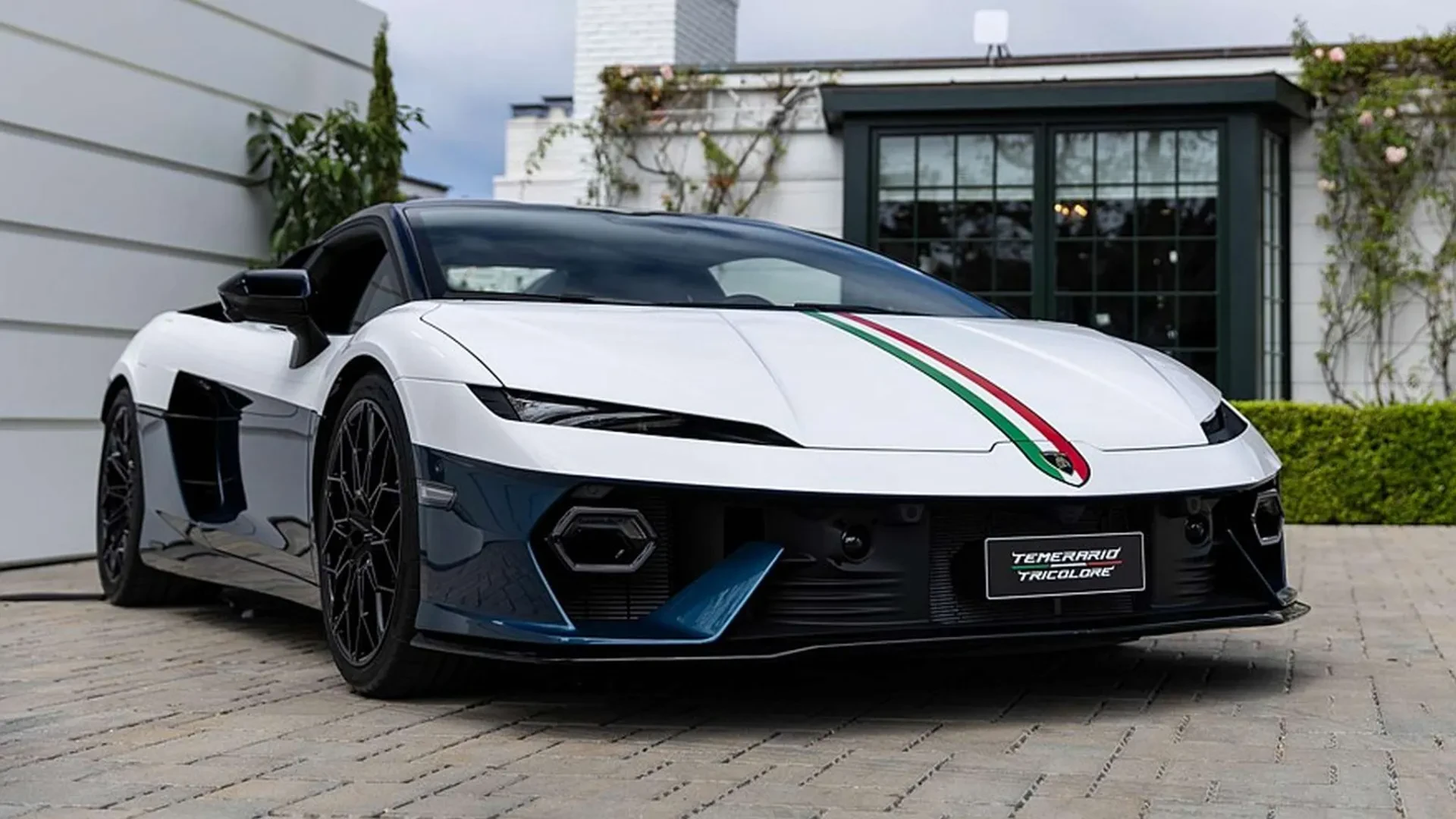 Praėjus 15 metų po „Gallardo Tricolore“ debiuto, „Lamborghini“ padalinys „Ad Personam“ pristato išskirtinę hibridinio 920 AG „Temerario“ versiją.