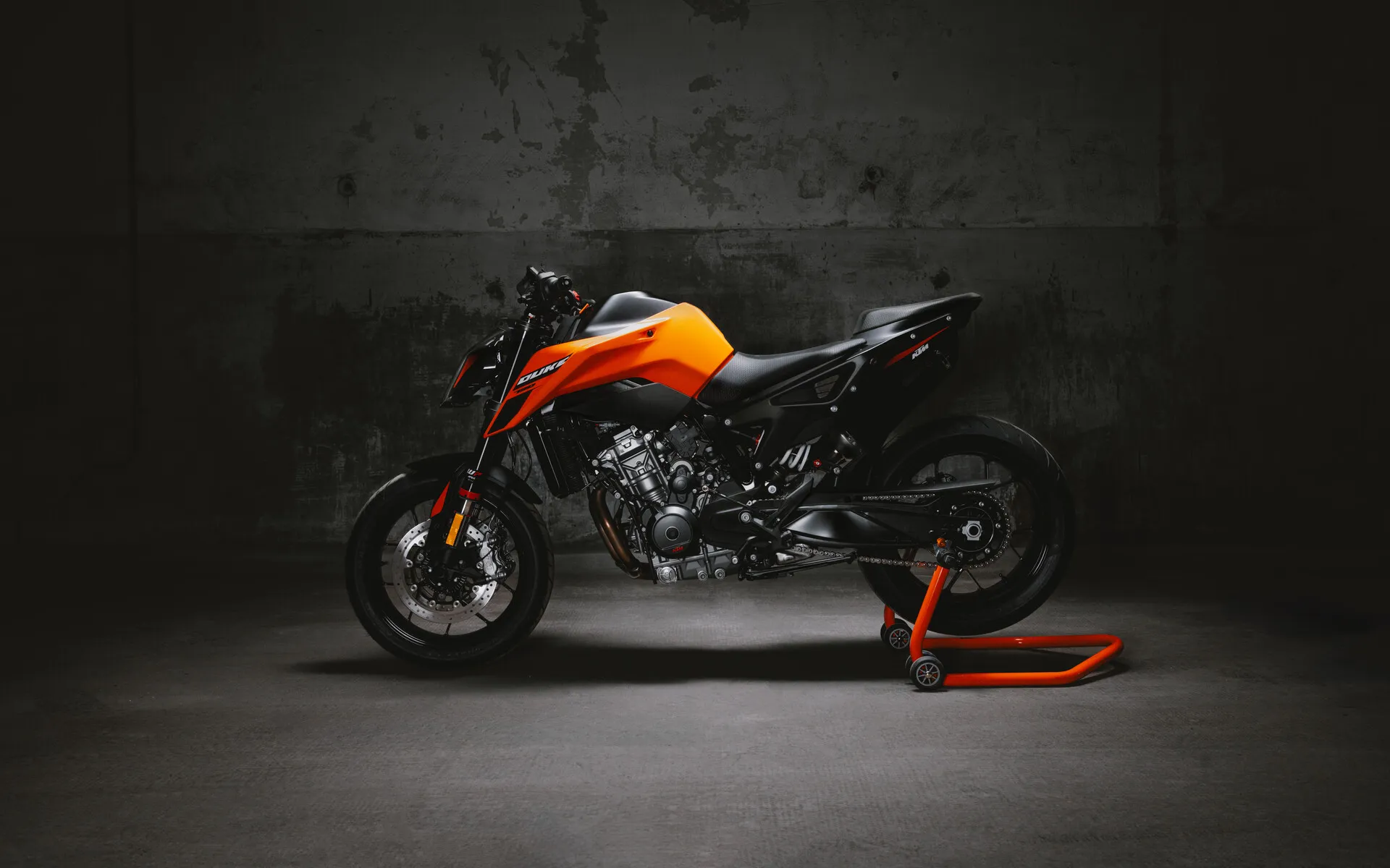 Kodėl naujasis 2026 m. „KTM 990 Duke R“ yra geriausias vidutinės klasės „hooligan“ motociklas