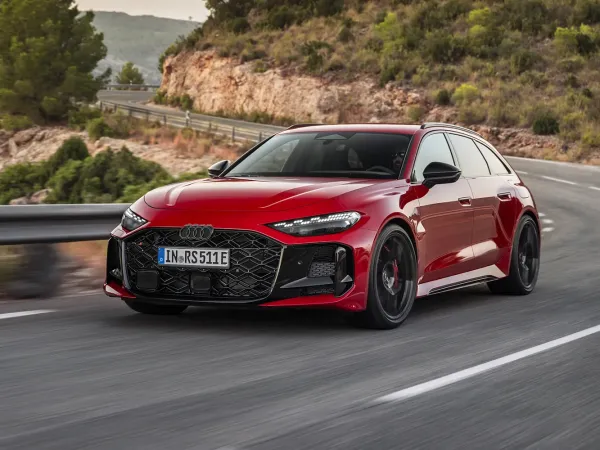 Naujasis Audi RS5 – ar hibridinės technologijos pagaliau leis įveikti BMW M3