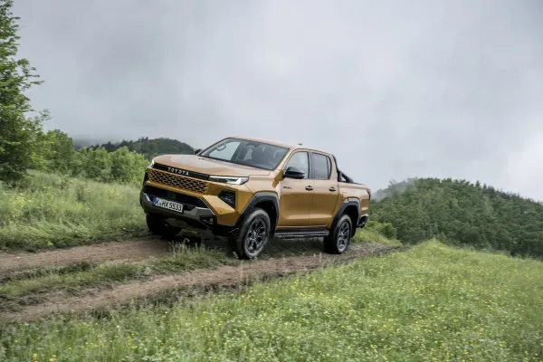 „Toyota Hilux 2.8“ dalinis hibridas jau atvyko į „Toyota“ atstovybes Lietuvoje
