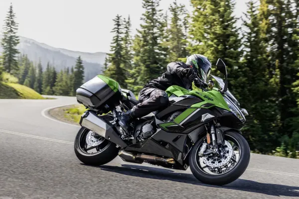 Didesnis variklis ir „SE“ versijos prabanga: „Kawasaki“ oficialiai pristatė 2027 m. „Ninja 1100SX“ sportinio turizmo motociklą