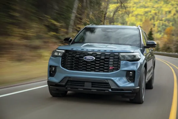 „Ford“ ir „Geely“ jungia jėgas: Kinijos milžinė perka dalį gamyklos Ispanijoje ir Europoje kurs naujus SUV