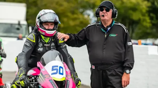 Tragedija Meno saloje: per „Manx Grand Prix“ kvalifikaciją žuvo lenktynininkas Samas Naughtonas