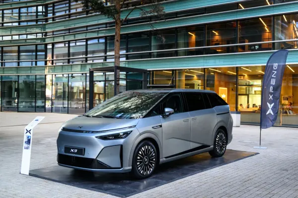 Elektrinis „Xpeng X9“ keičia požiūrį į automobilyje praleidžiamą laiką: Lietuvoje jau galima išbandyti naująjį septynvietį „erdvėlaivį“