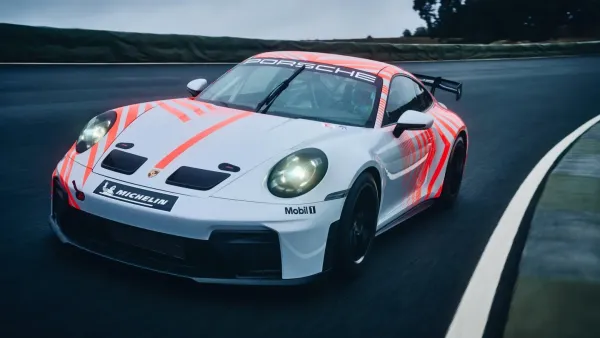 Profesionalus automobilių sportas be kompromisų: pristatytas naujasis „Porsche 911 Challenge“