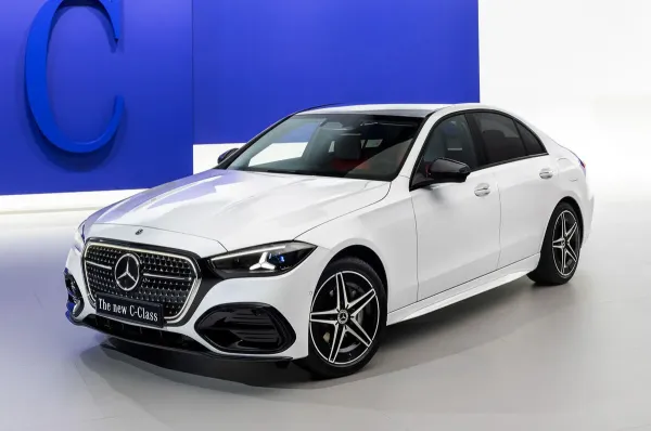 „Mercedes-Benz C-Class“ atnaujinimas: hibridinė evoliucija slepiasi po seniai matytais veido bruožais