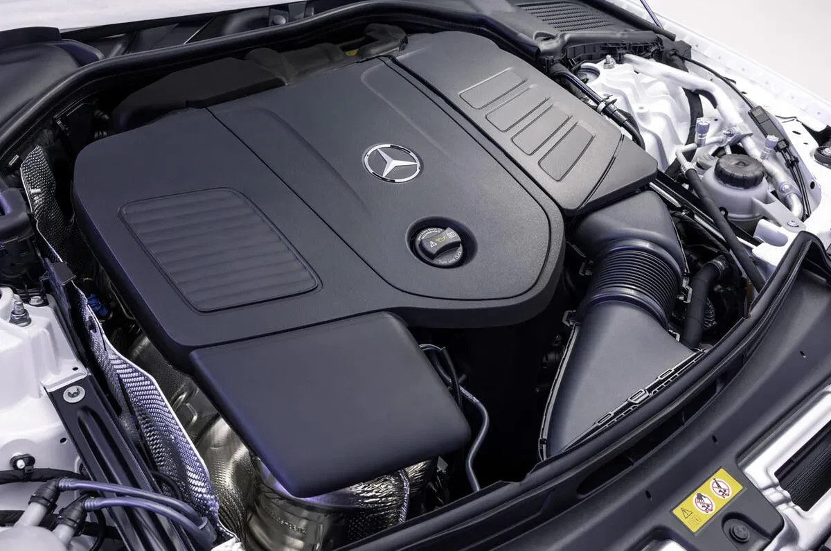„Mercedes-Benz C-Class“ atnaujinimas: hibridinė evoliucija slepiasi po seniai matytais veido bruožais