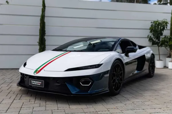 Praėjus 15 metų po „Gallardo Tricolore“ debiuto, „Lamborghini“ padalinys „Ad Personam“ pristato išskirtinę hibridinio 920 AG „Temerario“ versiją.