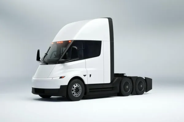 Sunkioji artilerija atkeliauja į Europą: „Tesla Semi“ vilkikas patvirtintas Senajam žemynui